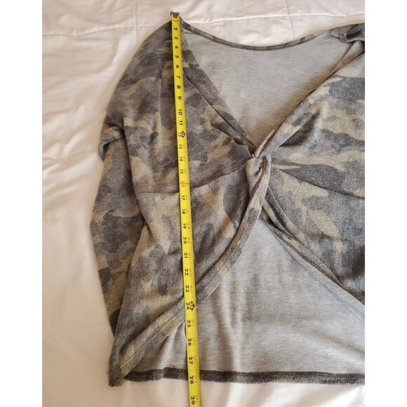 La Bella Vida Soft Camaflouge Print Top Womens Medium With Open Back Knot Design - Picture 5 of 5